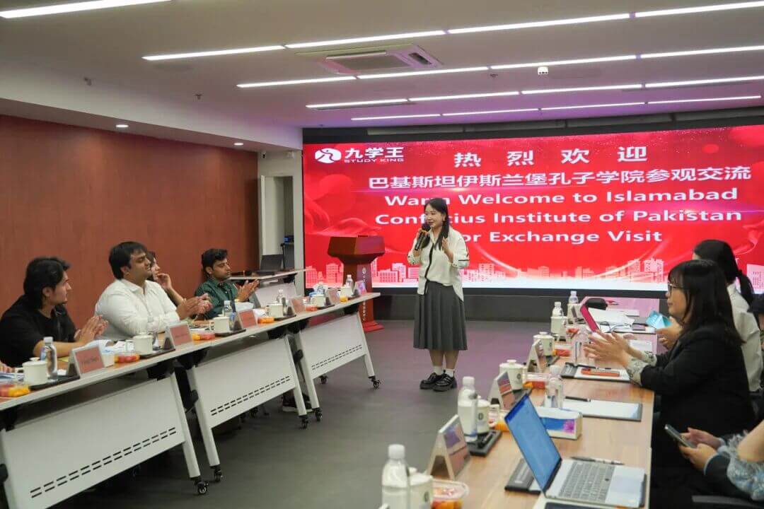 巴基斯坦伊斯兰堡孔子学院学生团到访九学王集团，体验AI中文学习新方式