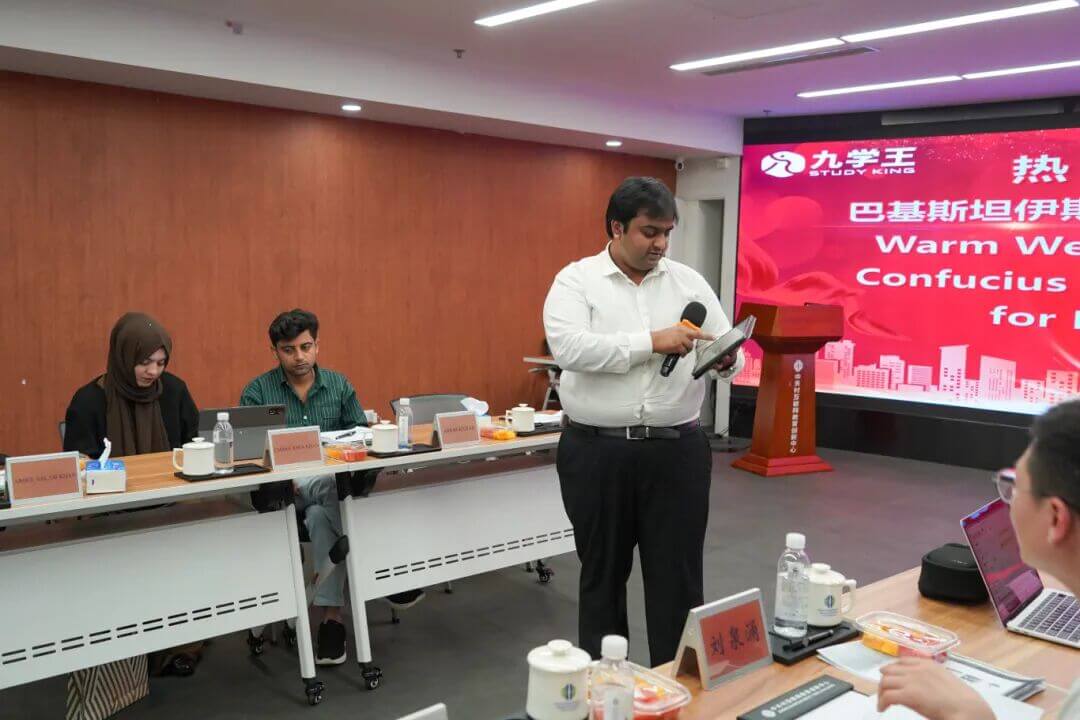 巴基斯坦伊斯兰堡孔子学院学生团到访九学王集团，体验AI中文学习新方式