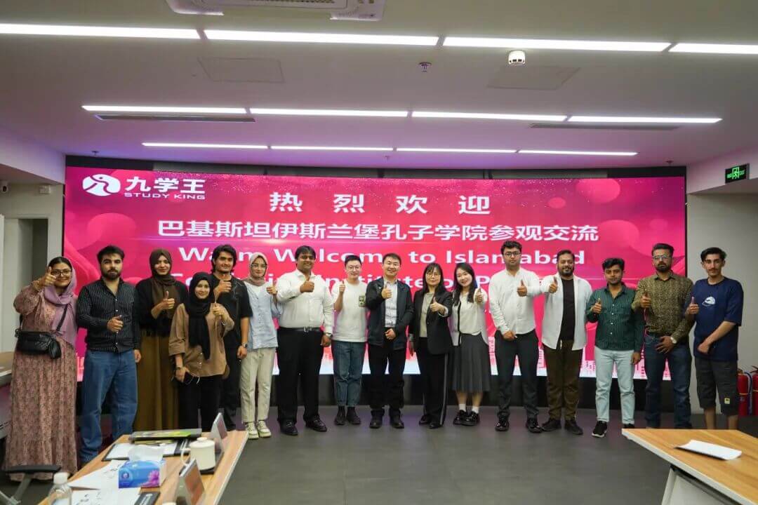 巴基斯坦伊斯兰堡孔子学院学生团到访九学王集团，体验AI中文学习新方式